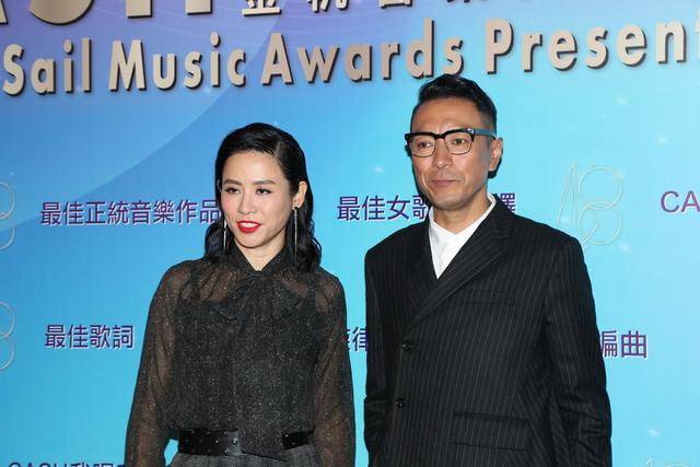 女神 宣萱49岁依旧魅力十足!黑色薄纱上衣配格子裤率性利落,稳重大气