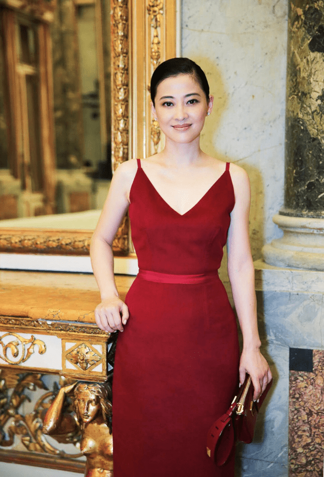 身材 梅婷真放得开！一袭V领吊带秀出傲人身材，风情万种惹人羡