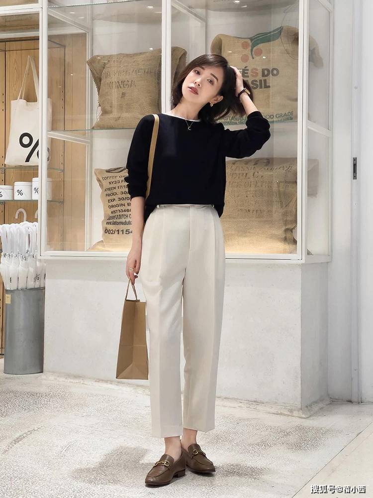 黑色 “直筒裤”不愧是裤子中的时髦精,搭配毛衣、羽绒服,保暖又高级