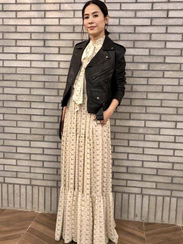 女神 宣萱49岁依旧魅力十足!黑色薄纱上衣配格子裤率性利落,稳重大气