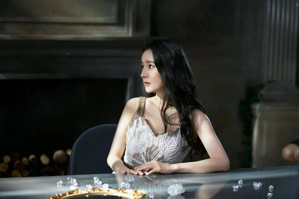 二八定律 杨幂穿着深V礼服裙大秀香肩！雪肤玉貌太性感美艳