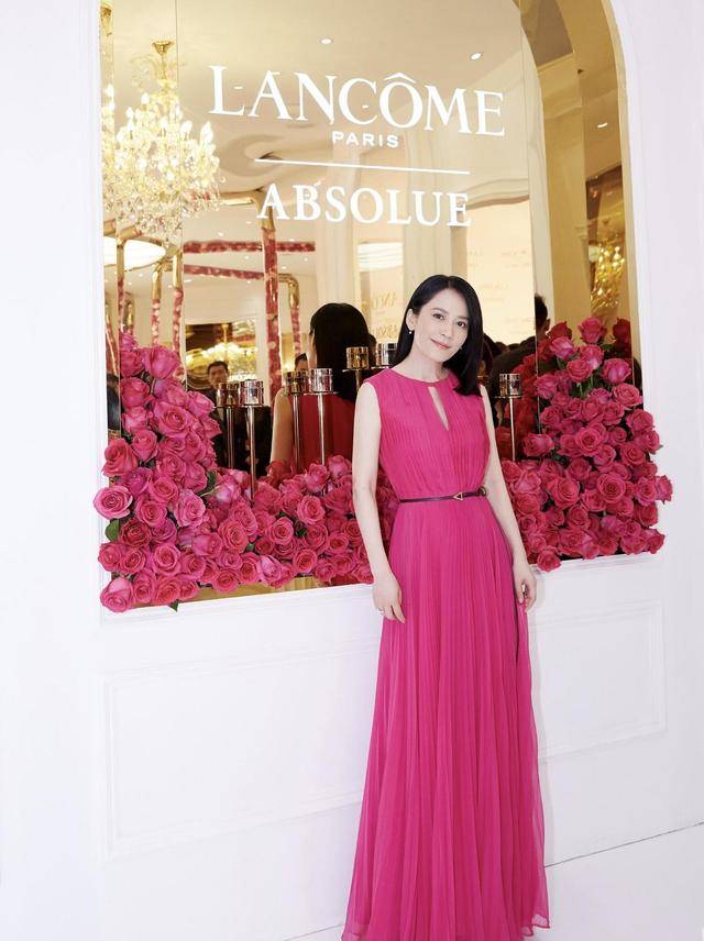 设计 俞飞鸿真的太美！长款牛仔外套配白衬衫简约大气，看不出已经49岁