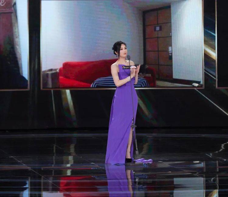 阿云嘎 北影节红毯:巩俐长裙高开叉,关晓彤秀长腿,马伊琍短发温柔