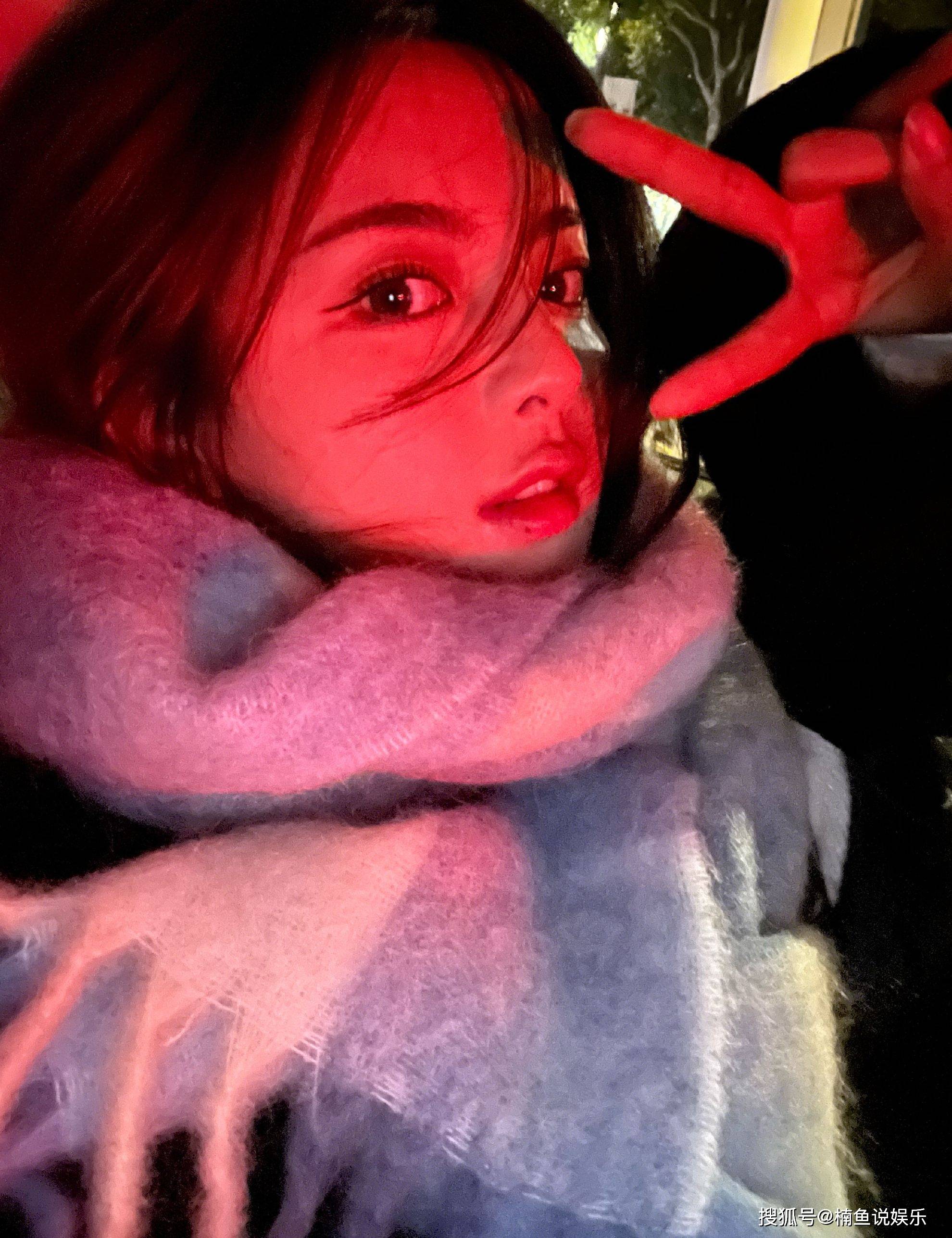 仙女杨超越冬日穿搭真接地气，棉外套搭配浅色围巾，保暖又极具少女心