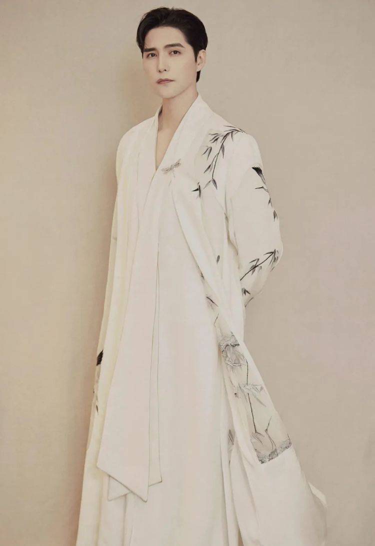 阿云嘎 北影节红毯:巩俐长裙高开叉,关晓彤秀长腿,马伊琍短发温柔