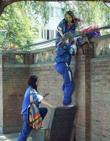 孩子动不动就逃学,还跑到家里喝酒.