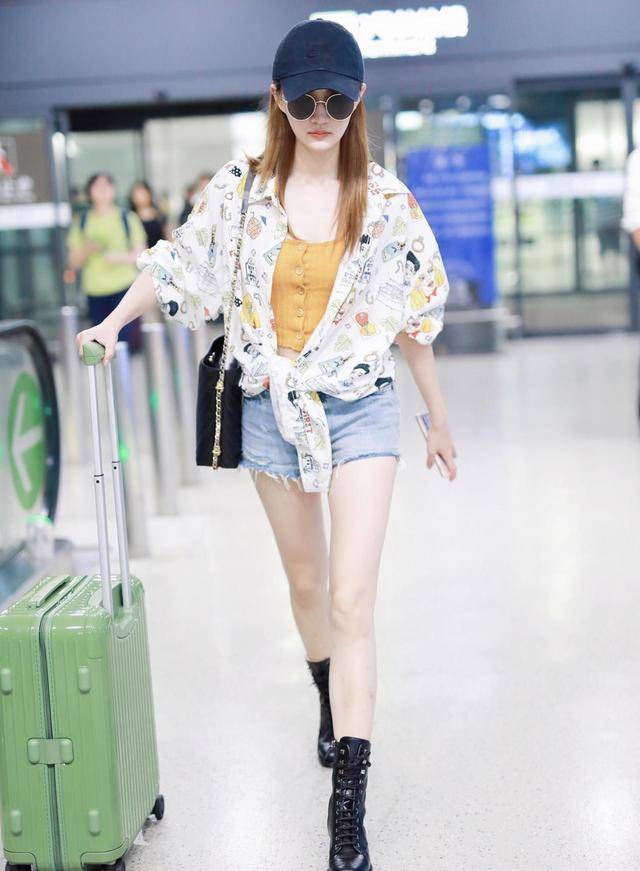 身材 徐璐身材真有料，身穿衬衫配牛仔短裤，身材纤细高挑，少女感爆棚