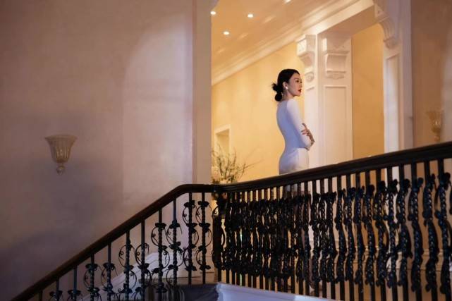 设计 童瑶逆袭彻底变成章子怡!穿白色紧身裙气质大变,优雅到骨子里