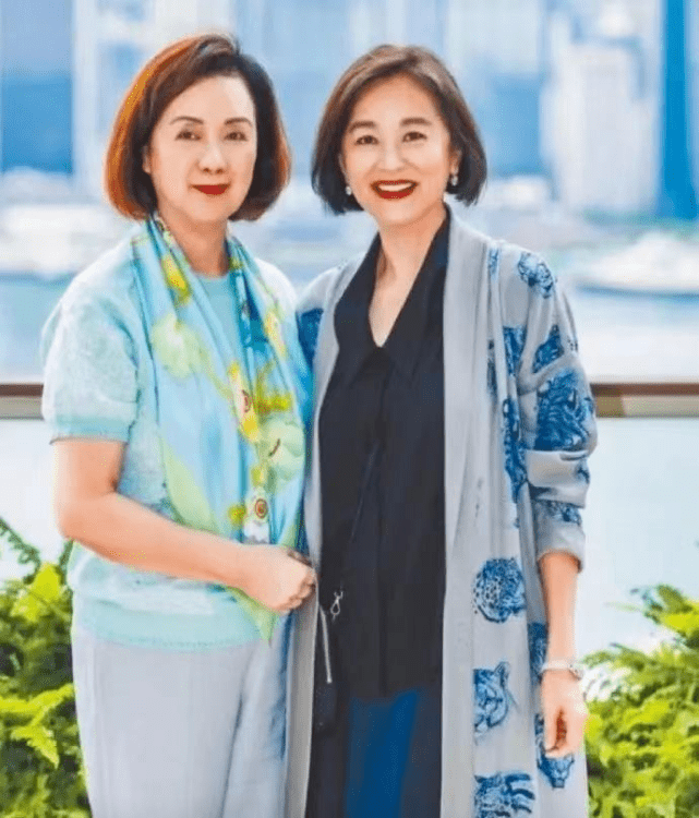 颜色 67岁林青霞罕见露面！参加聚会美成焦点，穿衬衫颜值不老太女神