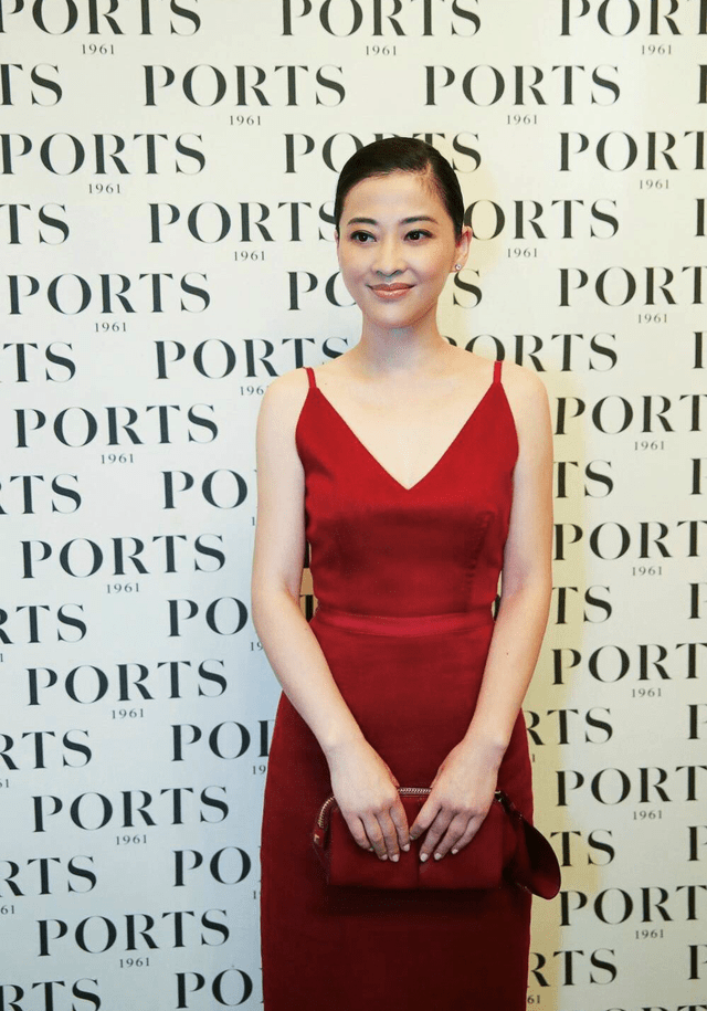 身材 梅婷真放得开！一袭V领吊带秀出傲人身材，风情万种惹人羡