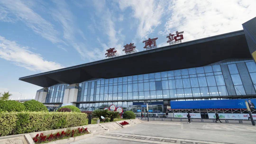 站),2座高铁站(沪杭高铁嘉善南站,通苏嘉甬高铁嘉兴北站)嘉善和上海的