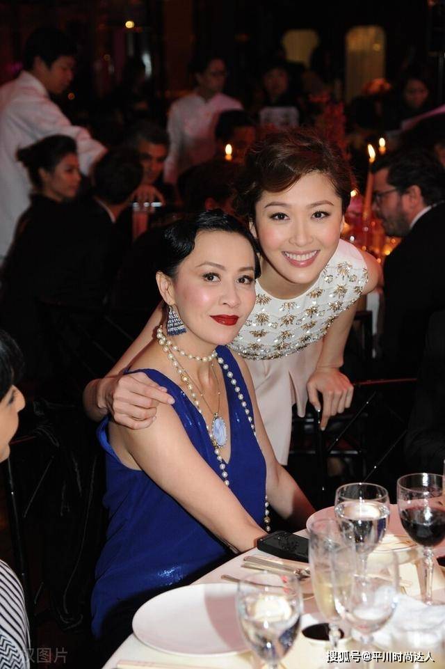 名媛 刘嘉玲真有名媛范,穿蓝色连衣裙披黑色大衣,气质美艳又高级