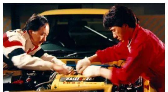 电影|成龙邀五大导演拍摄霹雳火，毁了百余辆赛车，却让嘉禾倒赔一亿多