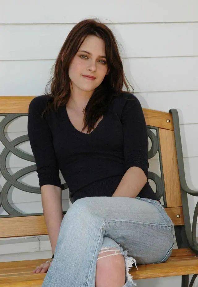 漂亮|《斯宾塞》上映,人间扳手克里斯汀身材诱惑,“维纳斯的酒窝”也太醉人了