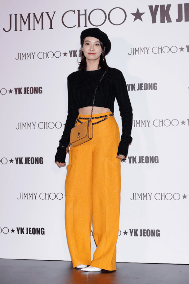 黑色 宋茜为了显高也真挺拼的,穿露胃毛衣配高腰裤,既显高还显比例