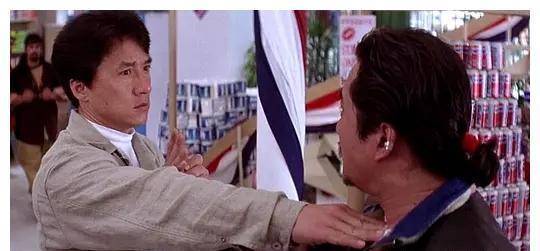 电影|成龙邀五大导演拍摄霹雳火，毁了百余辆赛车，却让嘉禾倒赔一亿多