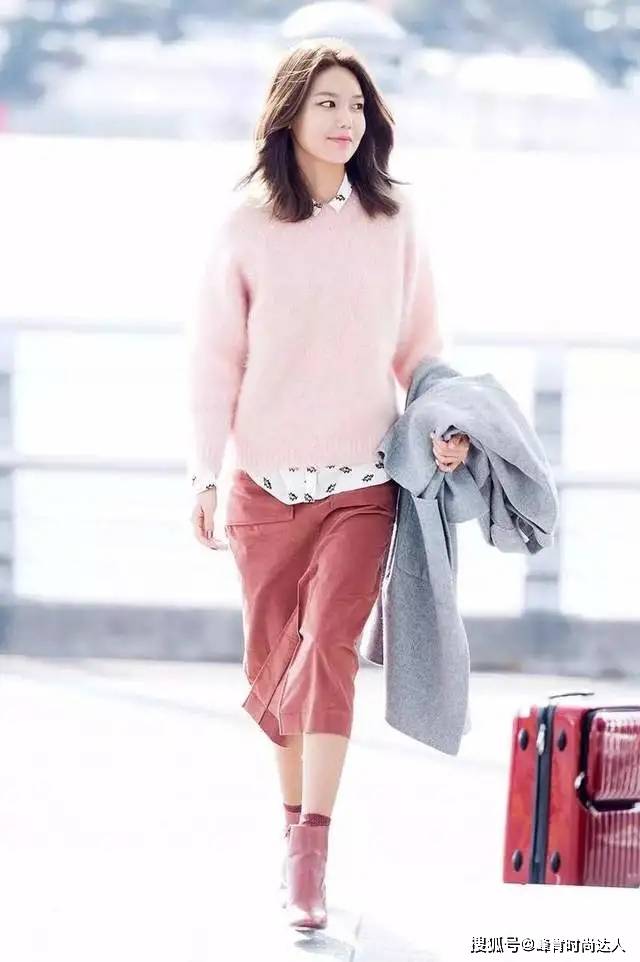 饱和度 奔40岁的女人,不要总穿黑白灰,多穿这3个“高级色”减龄又时髦