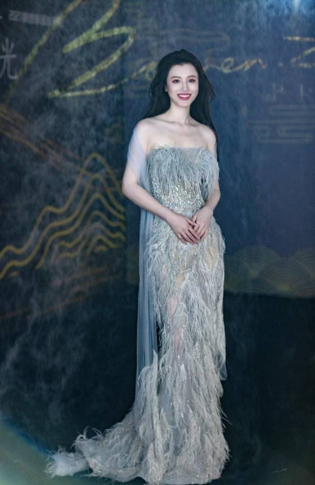 前妻 刘翔前妻变化挺大，穿傣族裙看得出腰肢多纤细，有模特的风范