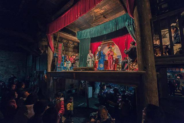 故乡的戏台_皇帝_看戏_孩子