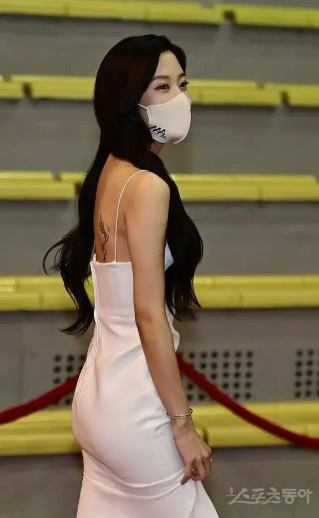 但是从纹身上瘾的爱豆来看的话,虽然有没纹身的爱豆,但是没有只纹一次