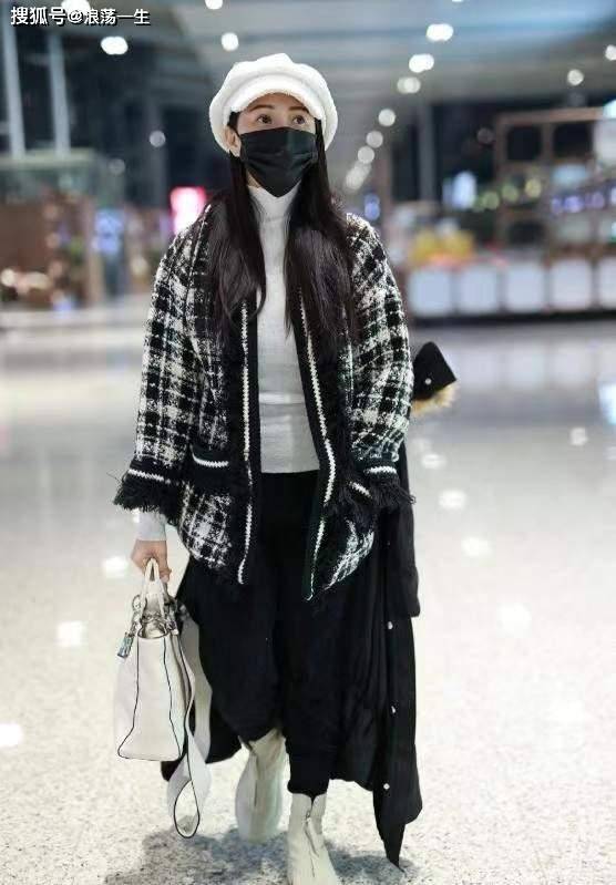 黑色 52岁伊能静真洋气，穿格纹外套还背羽绒服，像是披了条“毯子”