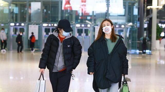 老公 刘芸在老公身边像个孩子，穿宽大棉服系错扣，意外显得挺有个性