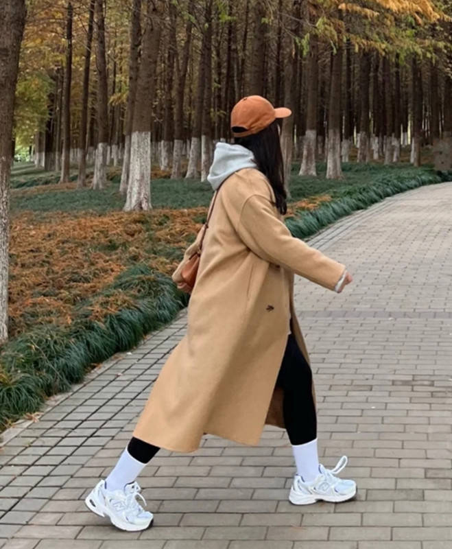 整体 冬天流行一种穿法，叫“叠穿卫衣”，看起来有风度，穿着还有温度