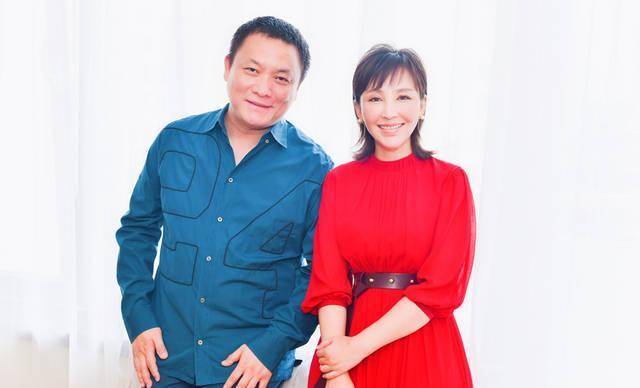 19岁与导演私奔,在6平米的地下室生下3胎,如今丈夫用7部剧把她捧红