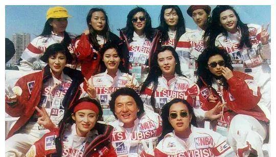 电影|成龙邀五大导演拍摄霹雳火，毁了百余辆赛车，却让嘉禾倒赔一亿多