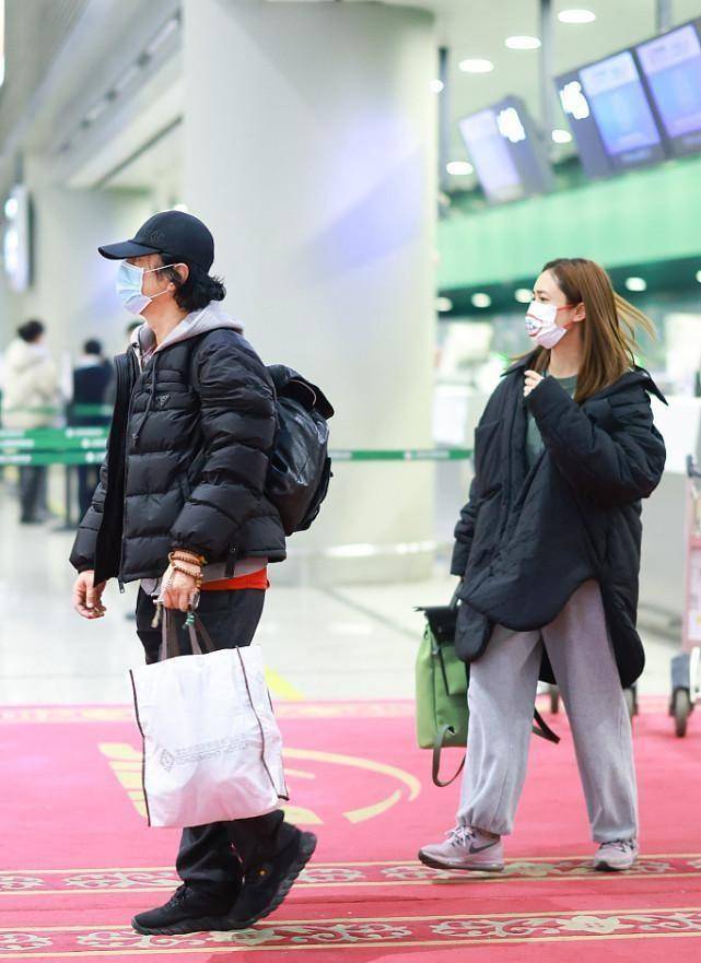 老公 刘芸在老公身边像个孩子，穿宽大棉服系错扣，意外显得挺有个性