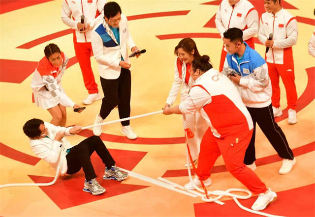 原创1米63王祖蓝太逗!与300斤奥运冠军拔河,对方原地不动把他拖过来