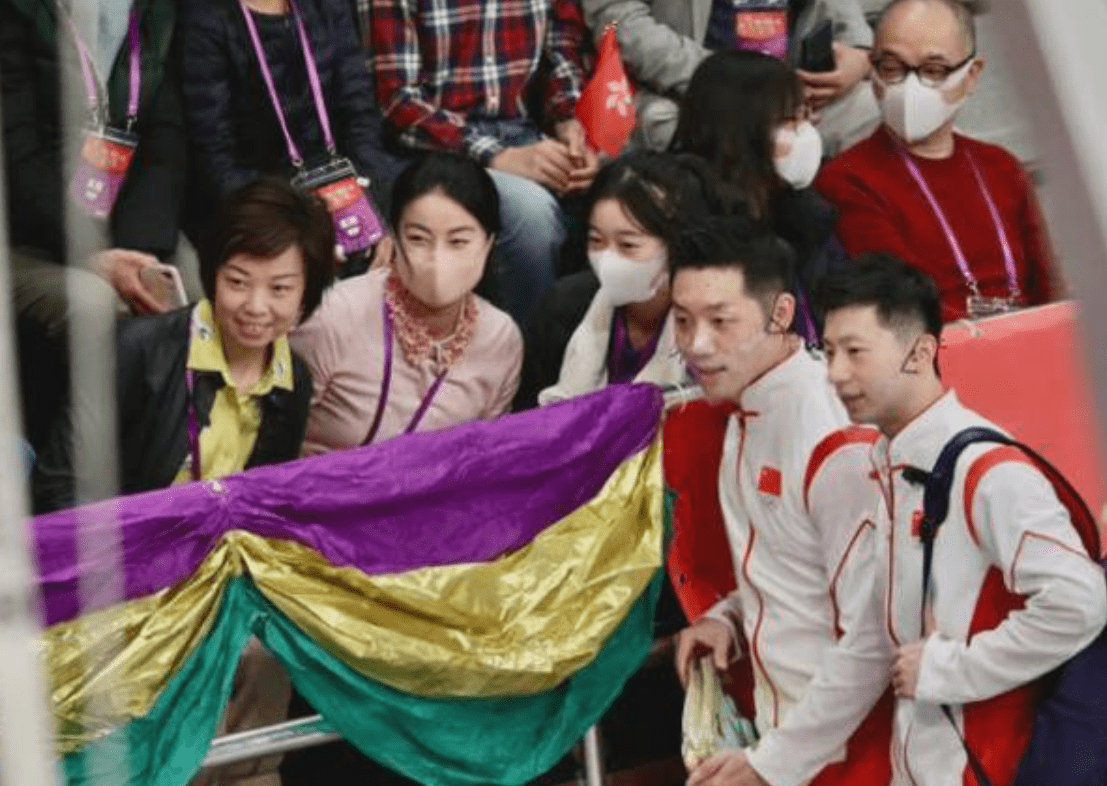 四大|张怡宁带女儿观看马龙许昕表演，郭晶晶捂嘴笑，四大奥运冠军合照