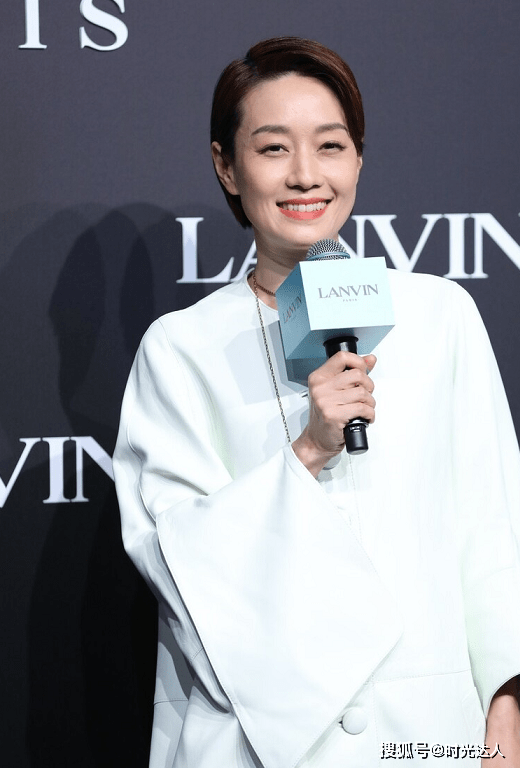 身材 马伊琍认真穿搭起来真高级,斗篷式连衣裙配中筒靴,气场开挂好美