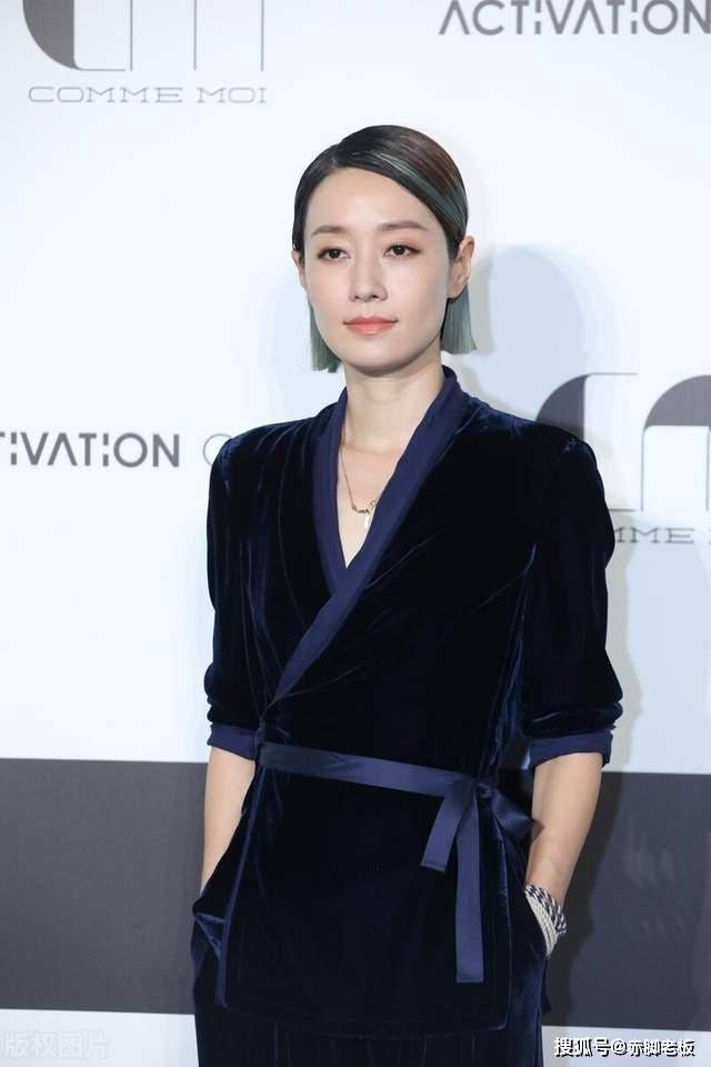 马伊琍马伊琍终于扎头发了，戴英文墨镜时髦洋气，少了酷感多了柔美