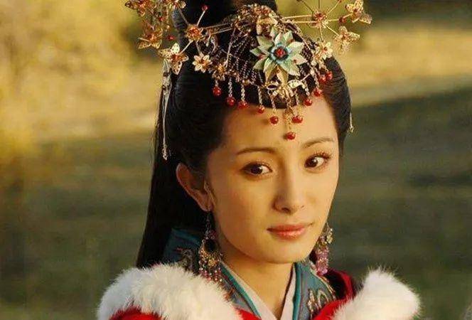 下巴33岁杨幂近照惊现国字脸，腮帮子宽下巴短，重回郭襄稚嫩时期