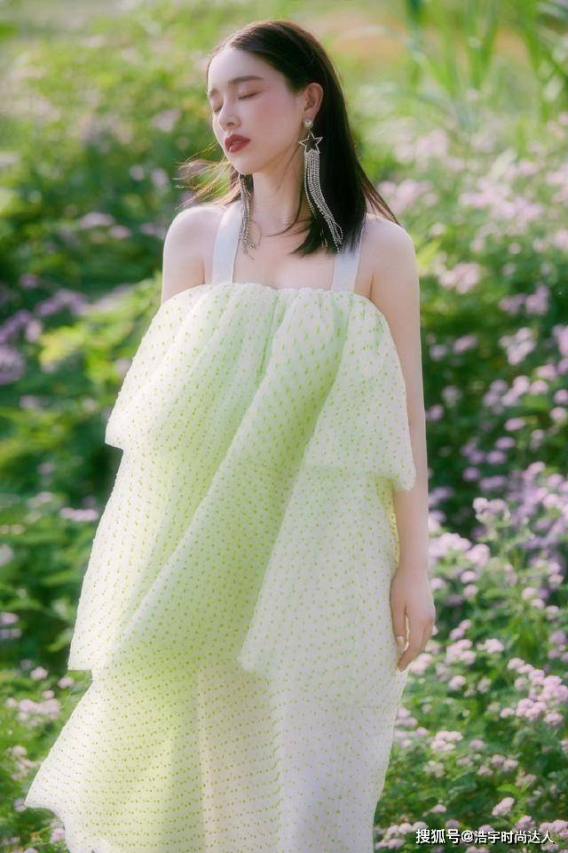 吊带 阚清子带火了一条裙子:蛋糕裙,减龄洋气有气质,不少明星都在穿