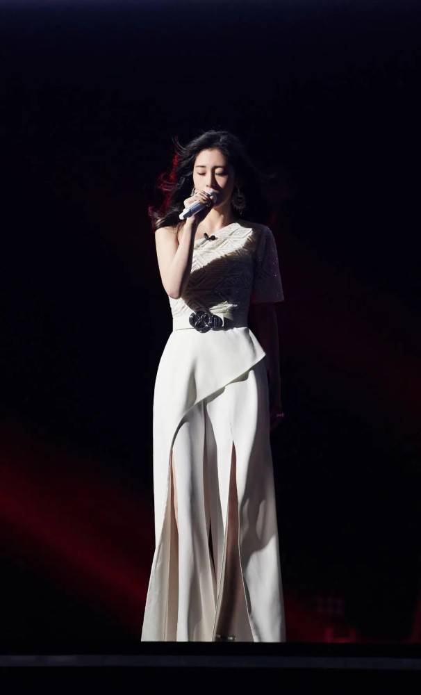 整体 张碧晨生过孩子的身材依旧在线,斜肩礼裙优雅大方,时尚辣妈无疑