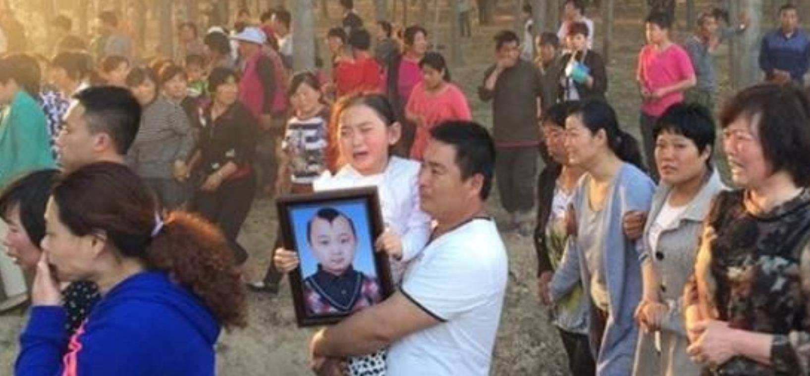 治疗|6岁上春晚8岁去世，父母的“摇钱树”，邓鸣贺的悲剧该由谁买单？