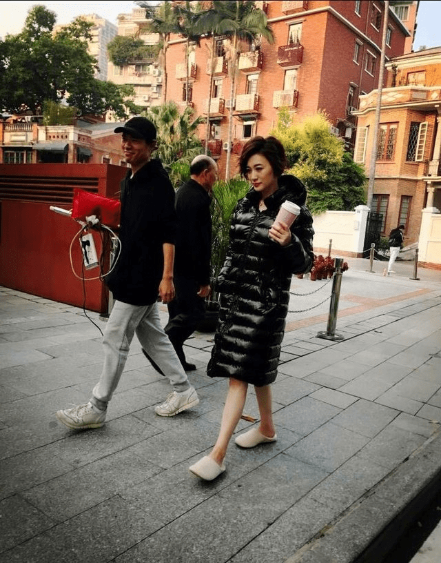 卫衣 李小冉这气质绝了,搭配面包羽绒服也藏不住美,这颜值太“抗打”