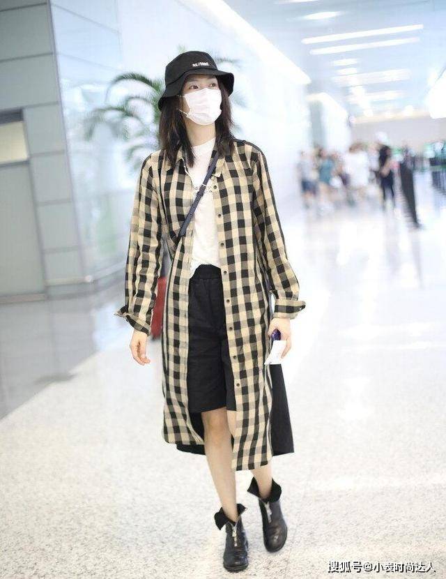 帆布鞋 谢娜玩起了“混搭风”，衬衣裙+马丁靴又美又飒，看着不像孩子妈