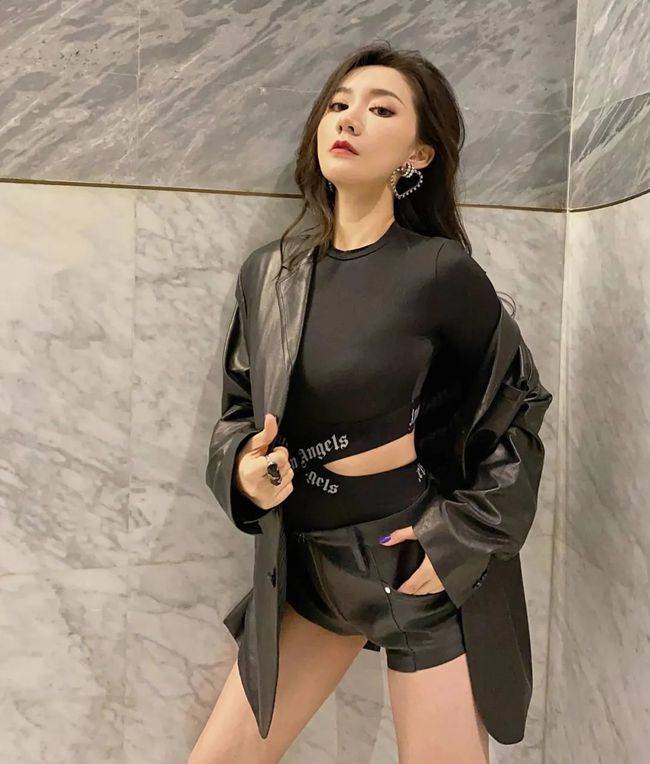 袜子 今天的混搭风，包包、墨镜、袜子，高跟鞋都是亮眼的绿色元素