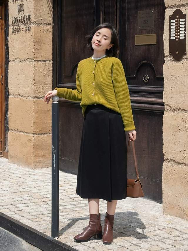 颜色 40岁了又如何？会穿衣打扮才显年轻，可以试试针织开衫搭配裙子