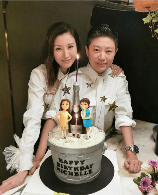 李嘉欣 李嘉欣携老公现身黎明演唱会,穿情侣装秀恩爱,男方绿腰带太扎眼