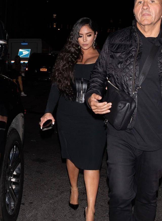 和科比妻子瓦妮莎约会热聊的光头壮男是谁?有啥来头?_生意_媒体_球迷