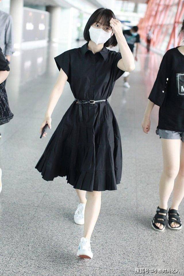 帆布鞋 谢娜玩起了“混搭风”，衬衣裙+马丁靴又美又飒，看着不像孩子妈