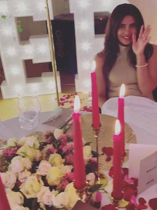 腰肢 乔普拉的当日穿搭造型分析