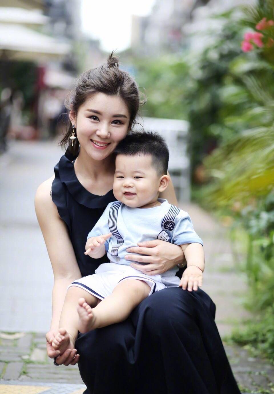 鼻子 李小萌3岁儿子近照曝光,和妈妈穿母子装,小手揉鼻子模样萌翻了