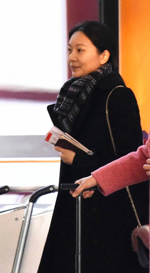 张艺谋一家雪地畅游陈婷穿粉羽绒显年轻儿子颜值高女儿显黑