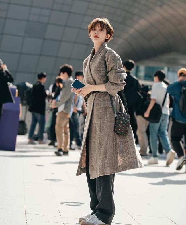 整体 “大衣+高领毛衣”才适合中年女人，5种叠穿方案，时髦整个冬天