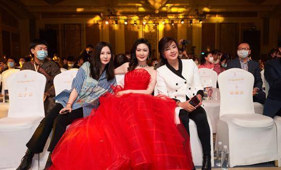 魅力 田海蓉真会选场所！穿黑西装芦苇荡拍片太明智，咬芦苇草美上三分